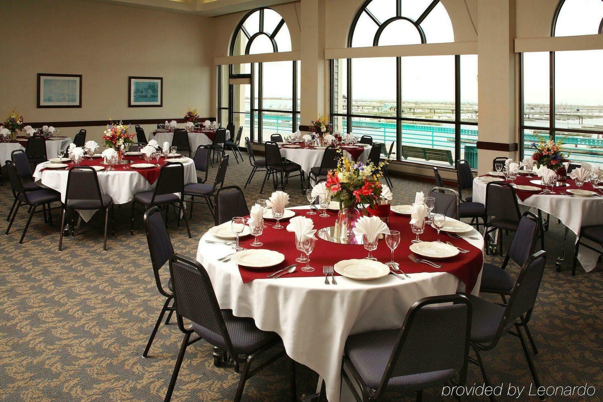 Doubletree By Hilton Racine Harbourwalk Hotel Restoran gambar